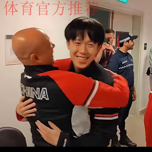 我们的故事 | 亚运男足小将亲吻护腿板告慰已故队友:替他实现国家队梦想 我们的故事 | 亚运男足小将亲吻护腿板告慰已故队友:替他实现国家队梦想